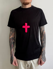 PINK CROSS – collier croix rose en jouets soldats par Svhaine Alvarez – vue 2