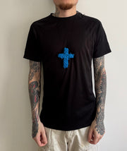 BLUE CROSS – collier croix bleue en jouets soldats par Svhaine Alvarez – vue 2