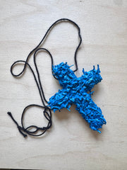 BLUE CROSS – collier croix bleue en jouets soldats par Svhaine Alvarez – vue 1