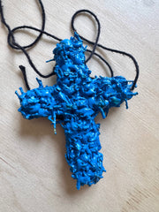 BLUE CROSS – collier croix bleue en jouets soldats par Svhaine Alvarez – vue 4