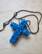BLUE CROSS – collier croix bleue en jouets soldats par Svhaine Alvarez – vue 5