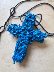 BLUE CROSS – collier croix bleue en jouets soldats par Svhaine Alvarez – vue 3