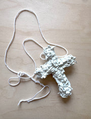 WHITE CROSS – collier croix blanche en jouets soldats par Svhaine Alvarez – vue 1