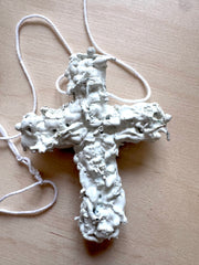 WHITE CROSS – collier croix blanche en jouets soldats par Svhaine Alvarez – vue 2
