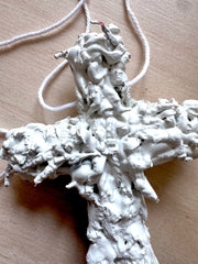 WHITE CROSS – collier croix blanche en jouets soldats par Svhaine Alvarez – vue 3