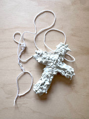 WHITE CROSS – collier croix blanche en jouets soldats par Svhaine Alvarez – vue 4