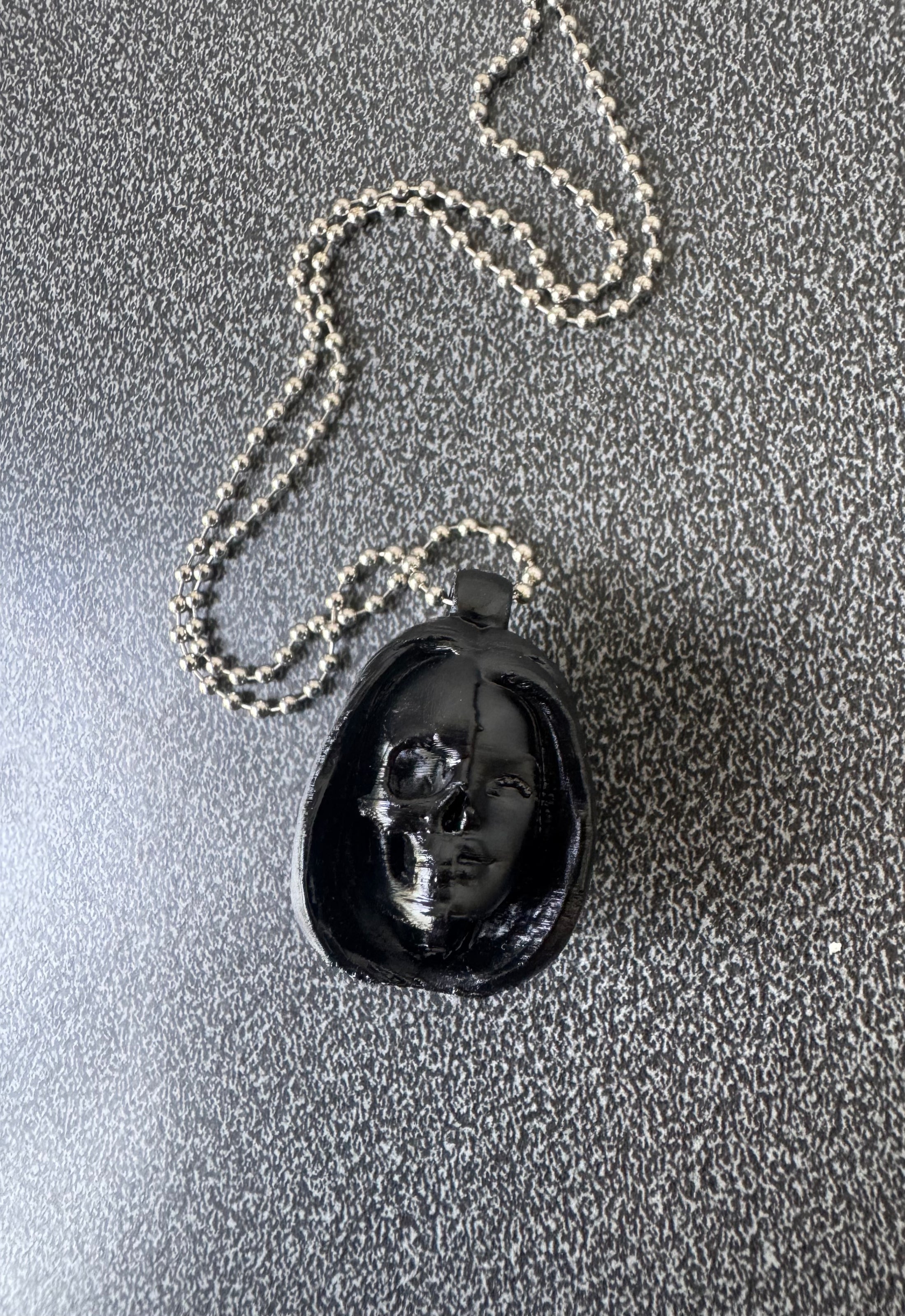 DOLLS SKULL HEAD NECKLACE (BLACK)
