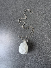 DOLLS SKULL HEAD NECKLACE (WHITE)