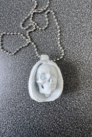 DOLLS SKULL HEAD NECKLACE (WHITE)