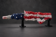 AMERICARTME — sculpture rouge, blanche et bleue sur ses deux supports noirs, fond studio anthracite