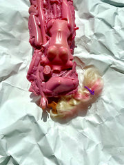 Pink Dolls Cross – Handmade Sculptural Installation — vue 5