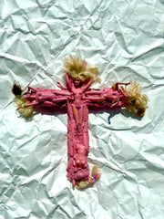 Pink Dolls Cross – Handmade Sculptural Installation — vue 6